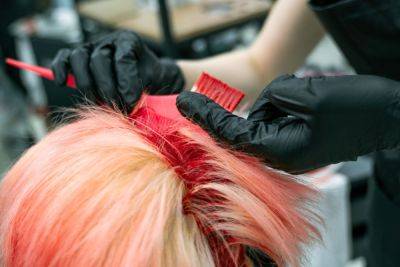 Покраска волос во время месячных: влияет ли колебание гормонального фона на результат - vikna.tv