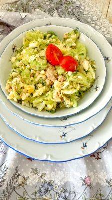 Салат с тунцом, яйцом и зелеными овощами - kulinarniiblog.com