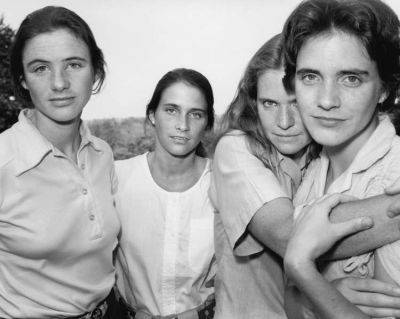 4 сестры раз в год делали совместное фото. Вот как они изменились за 40 лет! - leprechaun.land