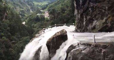 Горная дорога, которая проходит сквозь водопад. Кадры, от которых кровь стынет! - leprechaun.land - Непал